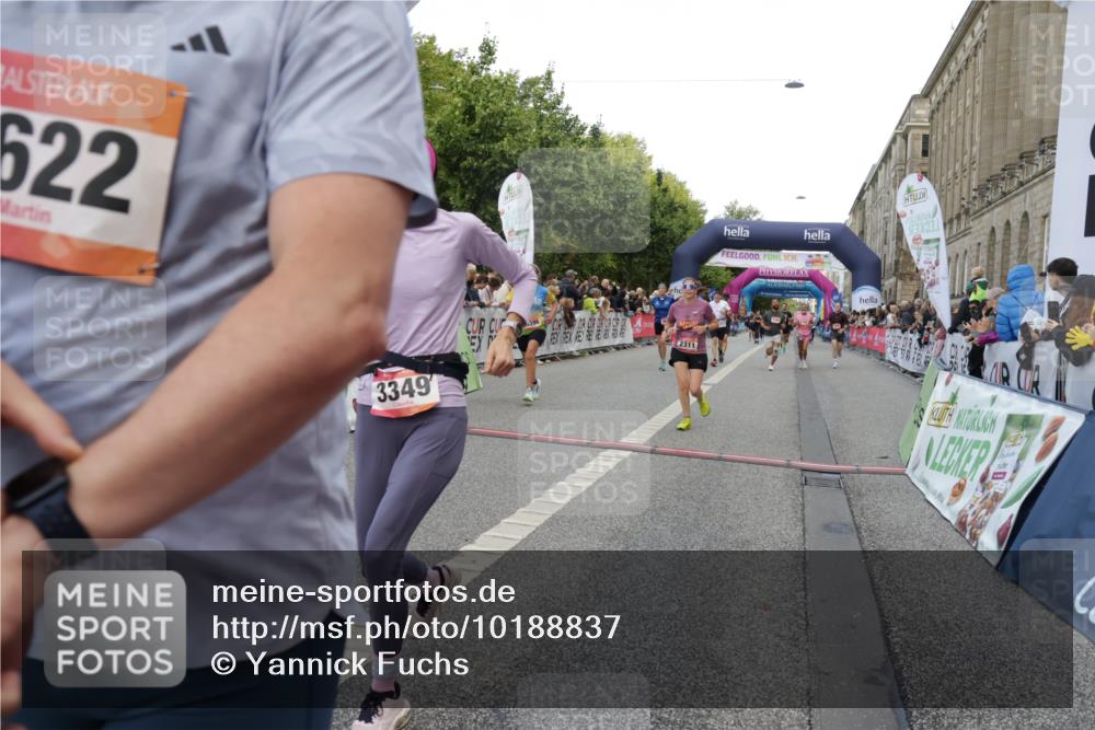 06.09.2026 - CURREX Alsterlauf Yannick Fuchs http://msf.ph/oto/10188837 06.09.2026 09:57:15 Ziel 2056, 2311, 2557, 2900, 3349, 3505, 3622, 3673, 3694, 4870, 5166, 5320, 5345, 5398, 5565, 6071, 6394, 6396, 8093, 8107 meine-sportfotos.de