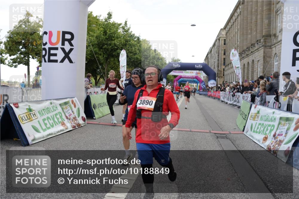 06.09.2026 - CURREX Alsterlauf Yannick Fuchs http://msf.ph/oto/10188849 06.09.2026 10:05:28 Ziel 1239, 2195, 2310, 3011, 3315, 3336, 3527, 3528, 3737, 3838, 3890, 4151, 4642, 4769, 5349 meine-sportfotos.de
