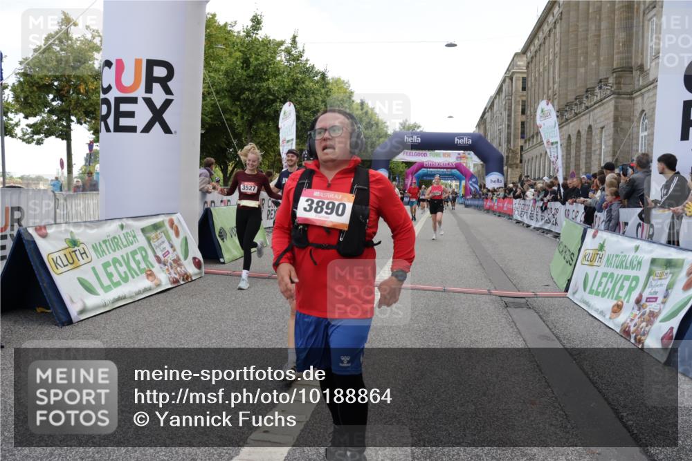 06.09.2026 - CURREX Alsterlauf Yannick Fuchs http://msf.ph/oto/10188864 06.09.2026 10:05:28 Ziel 1239, 2195, 2310, 3011, 3315, 3336, 3527, 3528, 3737, 3838, 3890, 4151, 4642, 4769, 5349 meine-sportfotos.de