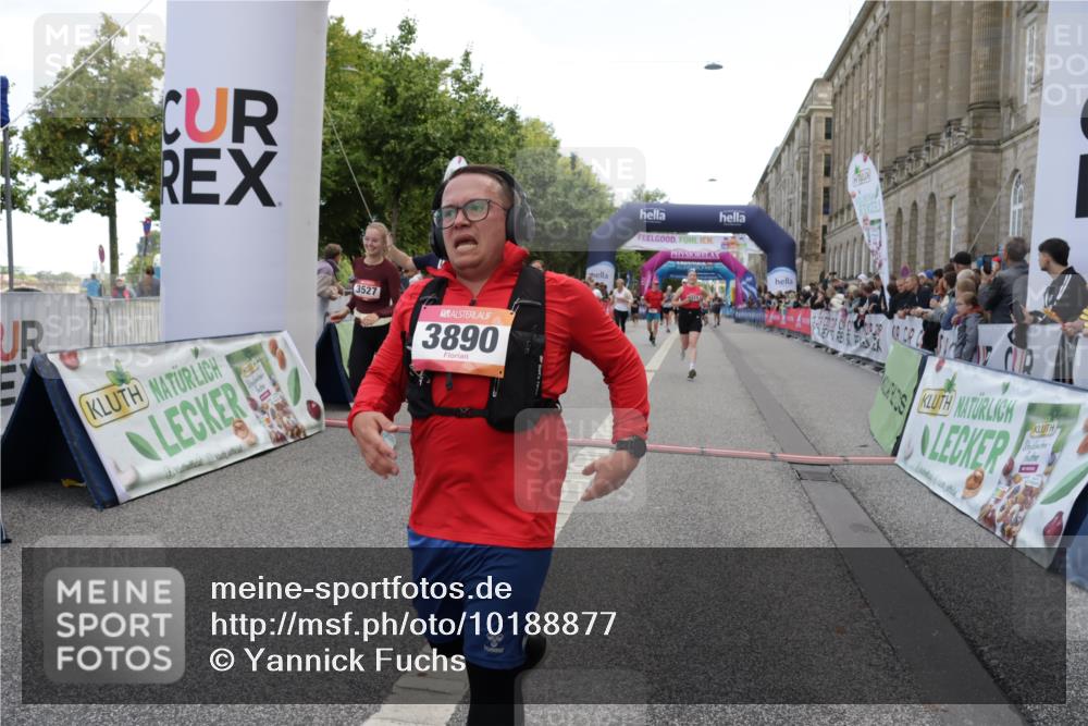 06.09.2026 - CURREX Alsterlauf Yannick Fuchs http://msf.ph/oto/10188877 06.09.2026 10:05:28 Ziel 1239, 2195, 2310, 3011, 3315, 3336, 3527, 3528, 3737, 3838, 3890, 4151, 4642, 4769, 5349 meine-sportfotos.de