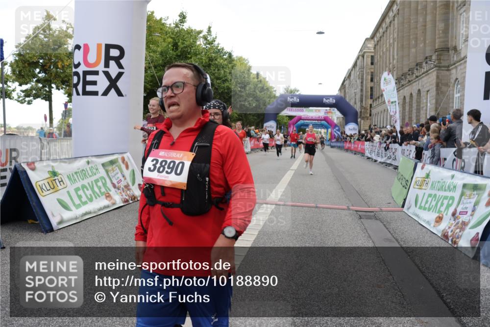 06.09.2026 - CURREX Alsterlauf Yannick Fuchs http://msf.ph/oto/10188890 06.09.2026 10:05:28 Ziel 1239, 2195, 2310, 3011, 3315, 3336, 3527, 3528, 3737, 3838, 3890, 4151, 4642, 4769, 5349 meine-sportfotos.de