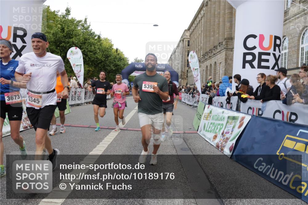 06.09.2026 - CURREX Alsterlauf Yannick Fuchs http://msf.ph/oto/10189176 06.09.2026 09:57:21 Ziel 2311, 2316, 2900, 3349, 3673, 3881, 3978, 5345, 5398, 6119, 6279, 6396, 8093, 8198, 8281 meine-sportfotos.de