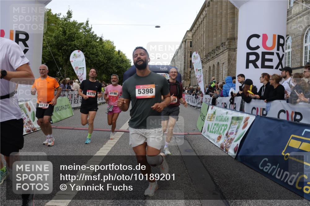 06.09.2026 - CURREX Alsterlauf Yannick Fuchs http://msf.ph/oto/10189201 06.09.2026 09:57:21 Ziel 2311, 2316, 2900, 3349, 3673, 3881, 3978, 5345, 5398, 6119, 6279, 6396, 8093, 8198, 8281 meine-sportfotos.de