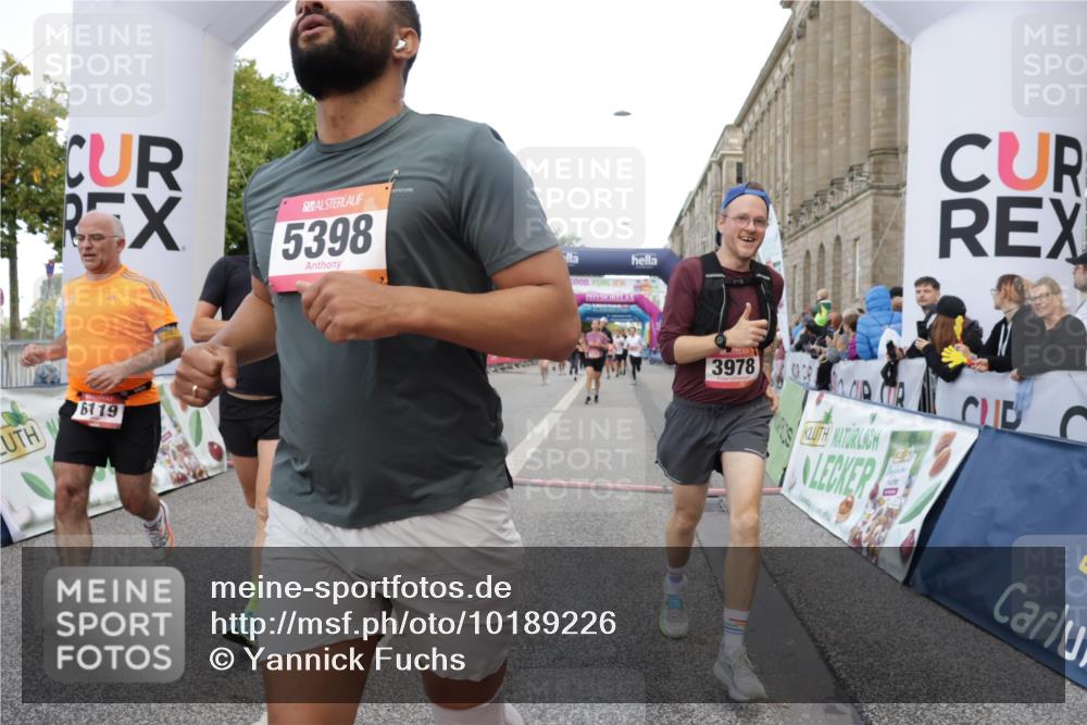 06.09.2026 - CURREX Alsterlauf Yannick Fuchs http://msf.ph/oto/10189226 06.09.2026 09:57:22 Ziel 2311, 2316, 2900, 3673, 3881, 3978, 5345, 5398, 5978, 6119, 6279, 6396, 8093, 8198, 8281 meine-sportfotos.de