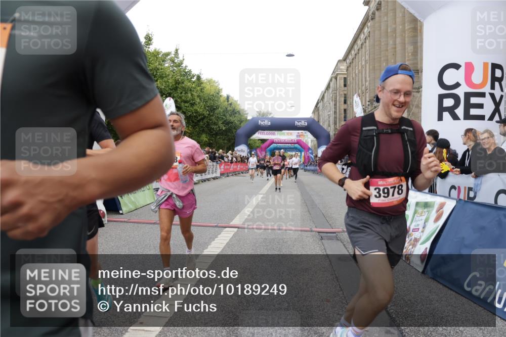 06.09.2026 - CURREX Alsterlauf Yannick Fuchs http://msf.ph/oto/10189249 06.09.2026 09:57:22 Ziel 2311, 2316, 2900, 3673, 3881, 3978, 5345, 5398, 5978, 6119, 6279, 6396, 8093, 8198, 8281 meine-sportfotos.de