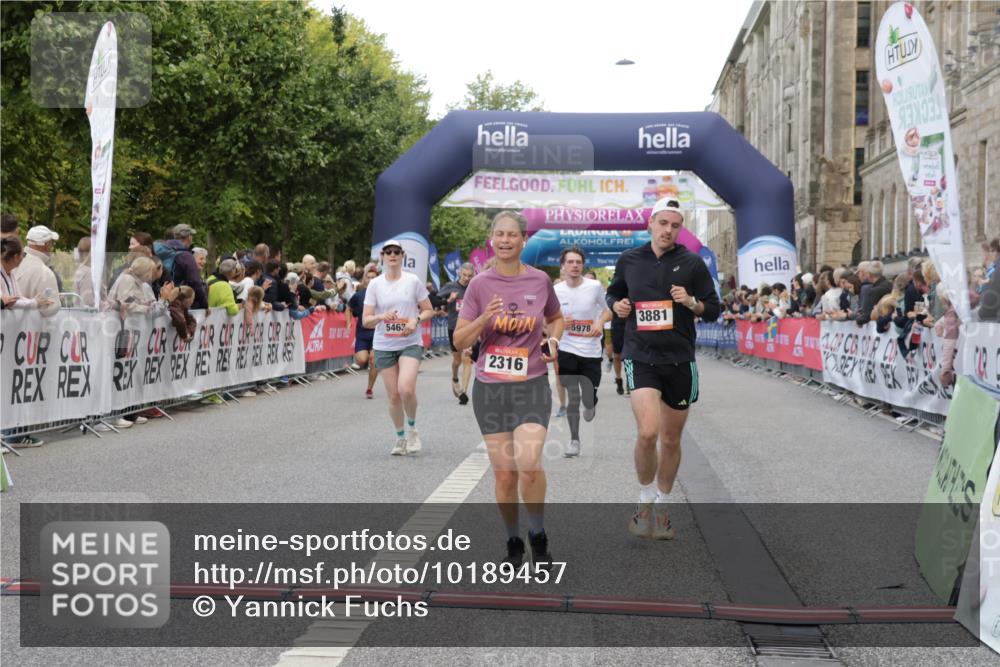 06.09.2026 - CURREX Alsterlauf Yannick Fuchs http://msf.ph/oto/10189457 06.09.2026 09:57:25 Ziel 2316, 2900, 2966, 3673, 3881, 3914, 3978, 4641, 4859, 5345, 5398, 5463, 5510, 5978, 6119, 6279, 8093, 8198, 8281 meine-sportfotos.de