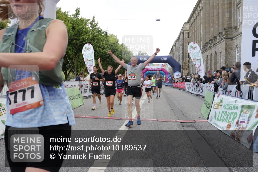 06.09.2026 - CURREX Alsterlauf Yannick Fuchs http://msf.ph/oto/10189537 06.09.2026 10:05:39 Ziel 2267, 2476, 3064, 3180, 3230, 3314, 3457, 4152, 4408, 4430, 4511, 4538, 5135, 5349, 5373, 5405, 5406, 5777, 6458 meine-sportfotos.de
