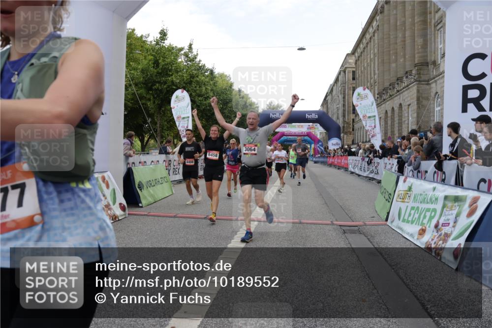 06.09.2026 - CURREX Alsterlauf Yannick Fuchs http://msf.ph/oto/10189552 06.09.2026 10:05:39 Ziel 2267, 2476, 3064, 3180, 3230, 3314, 3457, 4152, 4408, 4430, 4511, 4538, 5135, 5349, 5373, 5405, 5406, 5777, 6458 meine-sportfotos.de