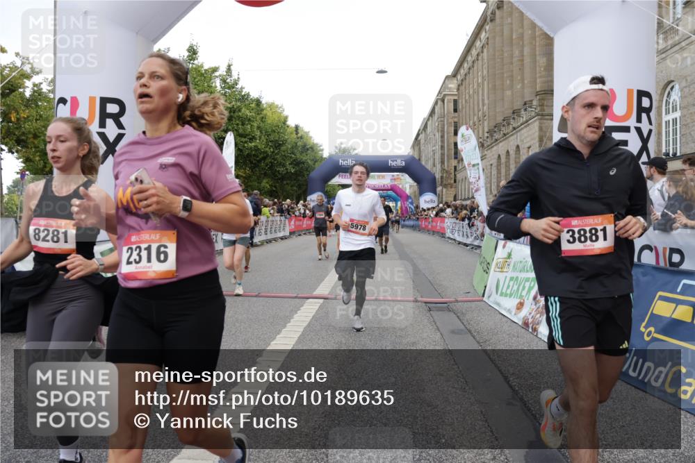 06.09.2026 - CURREX Alsterlauf Yannick Fuchs http://msf.ph/oto/10189635 06.09.2026 09:57:27 Ziel 2316, 2900, 2966, 3236, 3559, 3881, 3914, 3978, 4641, 4859, 5345, 5398, 5463, 5510, 5978, 6119, 6279, 8029, 8198, 8281 meine-sportfotos.de