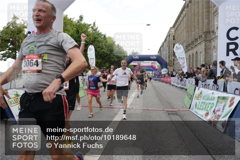 06.09.2026 - CURREX Alsterlauf Yannick Fuchs http://msf.ph/oto/10189648 06.09.2026 10:05:41 Ziel 2267, 2476, 2659, 3064, 3180, 3230, 3314, 3439, 3457, 4152, 4408, 4430, 4511, 4538, 5135, 5137, 5373, 5390, 5405, 5406, 5777, 6458 meine-sportfotos.de