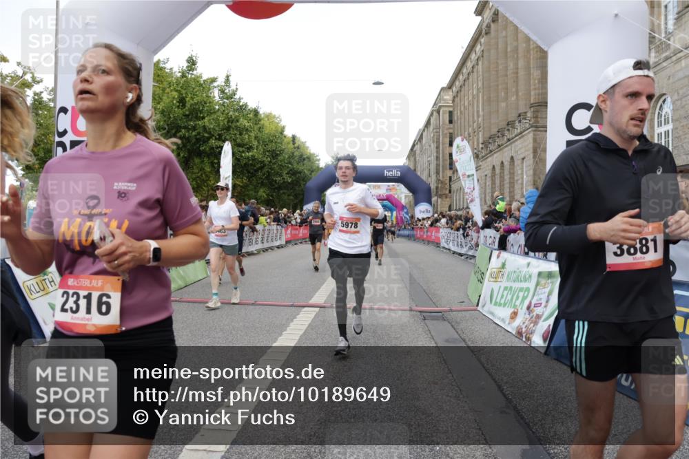 06.09.2026 - CURREX Alsterlauf Yannick Fuchs http://msf.ph/oto/10189649 06.09.2026 09:57:27 Ziel 2316, 2900, 2966, 3236, 3559, 3881, 3914, 3978, 4641, 4859, 5345, 5398, 5463, 5510, 5978, 6119, 6279, 8029, 8198, 8281 meine-sportfotos.de