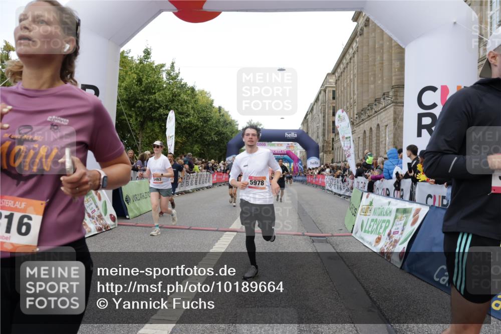 06.09.2026 - CURREX Alsterlauf Yannick Fuchs http://msf.ph/oto/10189664 06.09.2026 09:57:27 Ziel 2316, 2900, 2966, 3236, 3559, 3881, 3914, 3978, 4641, 4859, 5345, 5398, 5463, 5510, 5978, 6119, 6279, 8029, 8198, 8281 meine-sportfotos.de