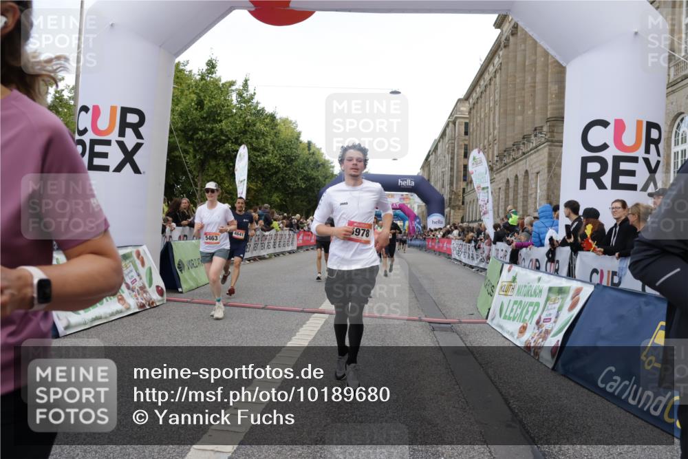 06.09.2026 - CURREX Alsterlauf Yannick Fuchs http://msf.ph/oto/10189680 06.09.2026 09:57:28 Ziel 2316, 2806, 2966, 3160, 3236, 3559, 3881, 3914, 3978, 4641, 4859, 5463, 5510, 5978, 6119, 6279, 8029, 8198, 8281 meine-sportfotos.de