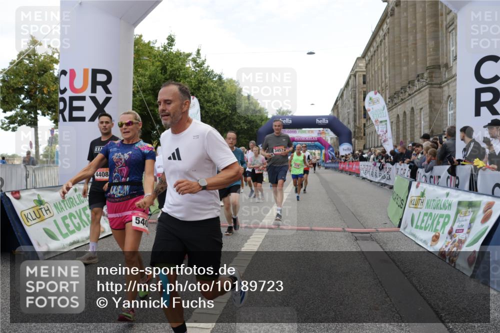 06.09.2026 - CURREX Alsterlauf Yannick Fuchs http://msf.ph/oto/10189723 06.09.2026 10:05:42 Ziel 2267, 2476, 2659, 3064, 3180, 3230, 3314, 3439, 3457, 4130, 4152, 4198, 4408, 4430, 4538, 5135, 5137, 5373, 5390, 5405, 5406, 5777, 6458 meine-sportfotos.de