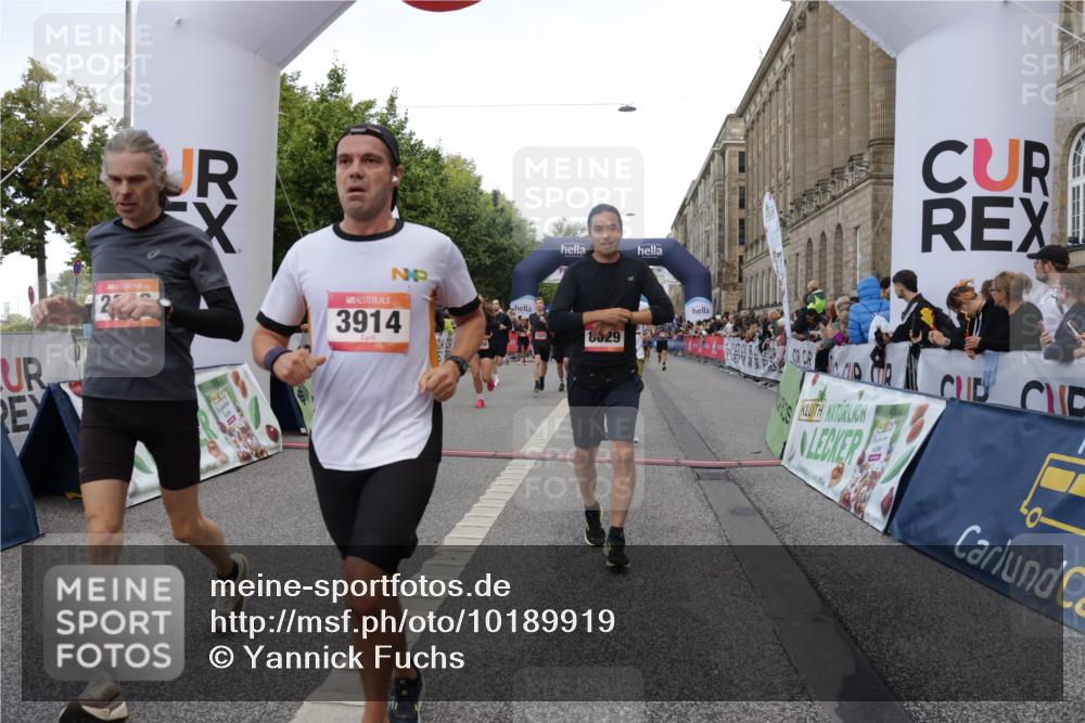 06.09.2026 - CURREX Alsterlauf Yannick Fuchs http://msf.ph/oto/10189919 06.09.2026 09:57:31 Ziel 2316, 2806, 2966, 3160, 3236, 3559, 3881, 3914, 4224, 4641, 4859, 5107, 5463, 5510, 5978, 6020, 8029, 8281 meine-sportfotos.de