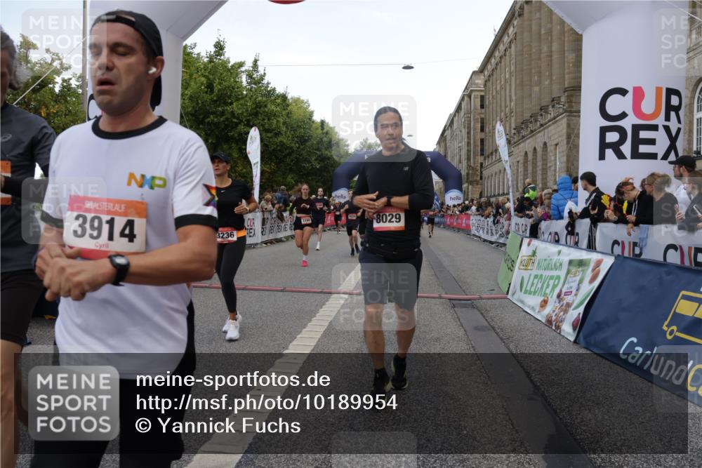 06.09.2026 - CURREX Alsterlauf Yannick Fuchs http://msf.ph/oto/10189954 06.09.2026 09:57:32 Ziel 2316, 2806, 2966, 3160, 3236, 3559, 3881, 3914, 4224, 4641, 4682, 4859, 5107, 5463, 5510, 5978, 6020, 8029, 8281 meine-sportfotos.de