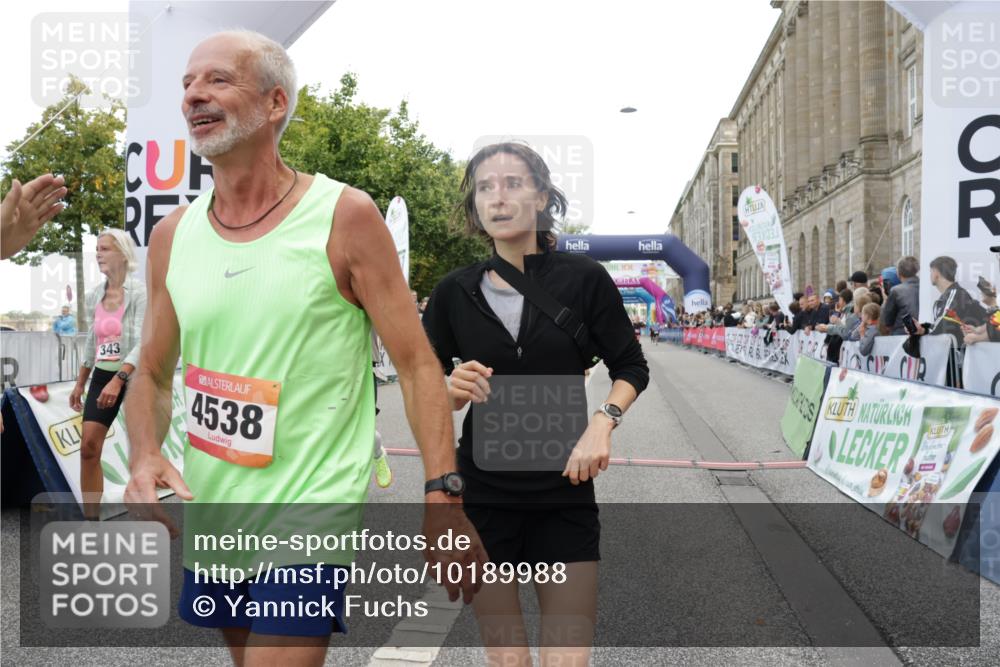 06.09.2026 - CURREX Alsterlauf Yannick Fuchs http://msf.ph/oto/10189988 06.09.2026 10:05:47 Ziel 2047, 2267, 2476, 2659, 3180, 3230, 3314, 3439, 3457, 4130, 4197, 4198, 4408, 4430, 4538, 4741, 4871, 5135, 5137, 5390, 5405, 5406, 5520, 6458 meine-sportfotos.de
