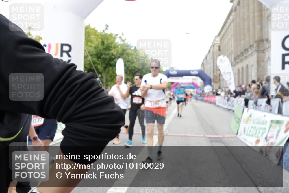 06.09.2026 - CURREX Alsterlauf Yannick Fuchs http://msf.ph/oto/10190029 06.09.2026 10:05:48 Ziel 2047, 2267, 2476, 2659, 3180, 3230, 3314, 3439, 3457, 4130, 4197, 4198, 4430, 4538, 4741, 4871, 5135, 5137, 5390, 5405, 5406, 5520 meine-sportfotos.de