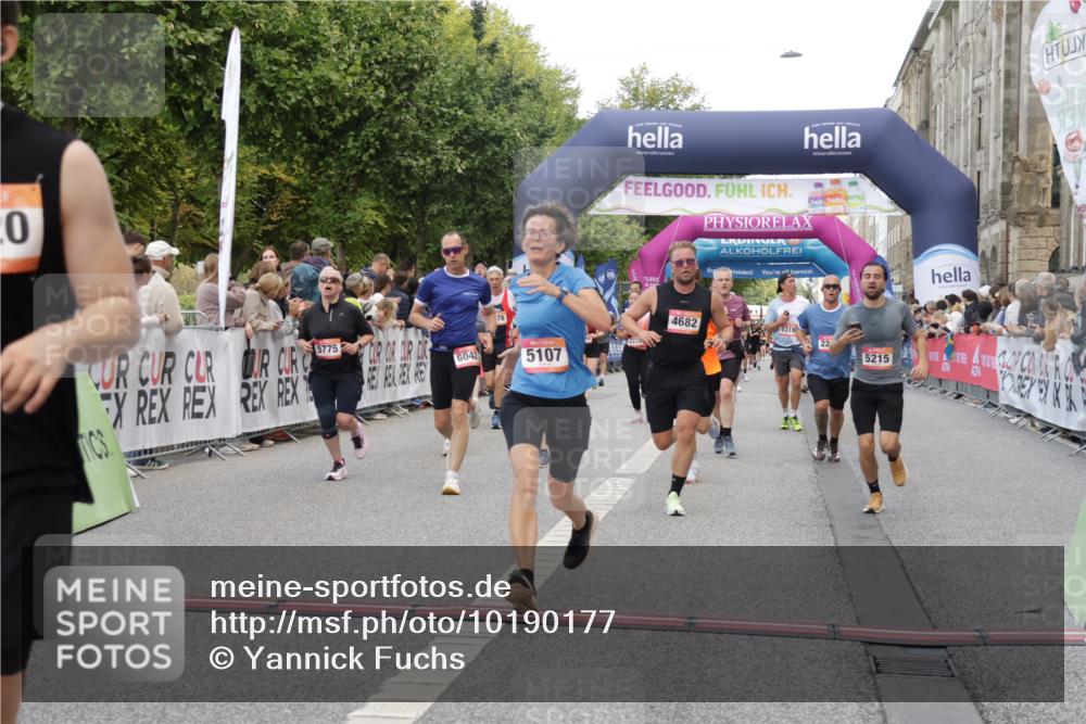06.09.2026 - CURREX Alsterlauf Yannick Fuchs http://msf.ph/oto/10190177 06.09.2026 09:57:35 Ziel 2242, 2806, 2966, 3097, 3160, 3236, 3442, 3514, 3559, 3914, 4213, 4224, 4641, 4682, 4859, 5107, 5215, 5463, 5510, 5775, 6020, 6042, 6078, 6365, 8029 meine-sportfotos.de