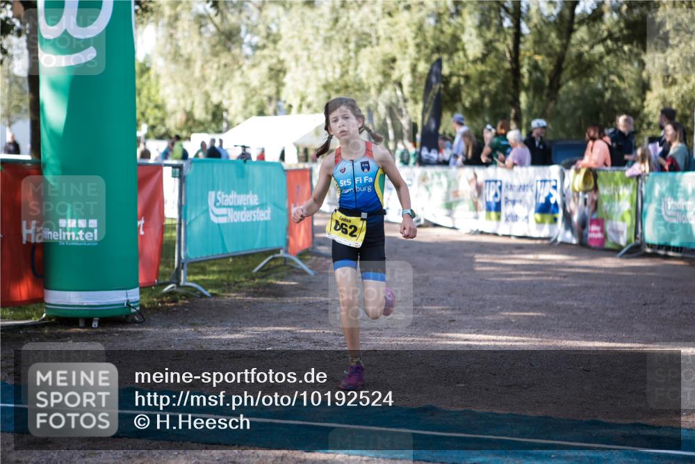 06.09.2026 - 20. Norderstedt Triathlon H.Heesch http://msf.ph/oto/10192524 06.09.2026 09:49:27 Ziel 611, 662, 663 meine-sportfotos.de