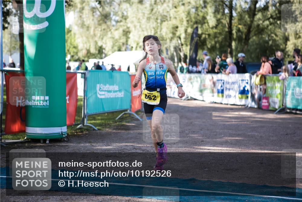 06.09.2026 - 20. Norderstedt Triathlon H.Heesch http://msf.ph/oto/10192526 06.09.2026 09:49:27 Ziel 611, 662, 663 meine-sportfotos.de