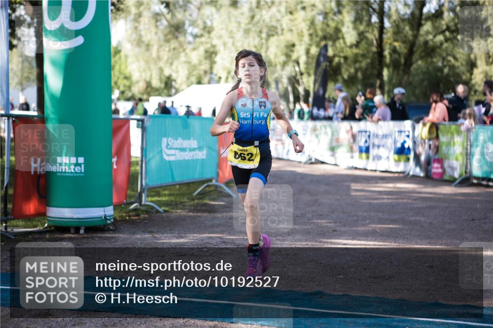 06.09.2026 - 20. Norderstedt Triathlon H.Heesch http://msf.ph/oto/10192527 06.09.2026 09:49:27 Ziel 611, 662, 663 meine-sportfotos.de