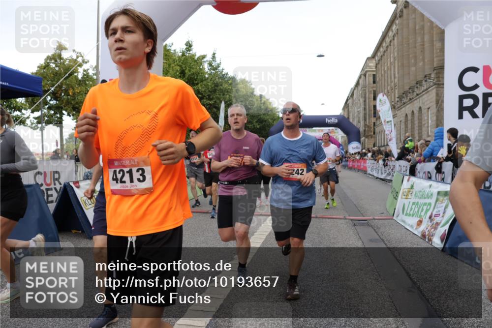 06.09.2026 - CURREX Alsterlauf Yannick Fuchs http://msf.ph/oto/10193657 06.09.2026 09:57:40 Ziel 2237, 2242, 2288, 2538, 2663, 2806, 2877, 2950, 3097, 3160, 3442, 3514, 4213, 4224, 4334, 4682, 4691, 5107, 5215, 5736, 5775, 6020, 6042, 6078, 6318, 6365, 8231, 8307 meine-sportfotos.de
