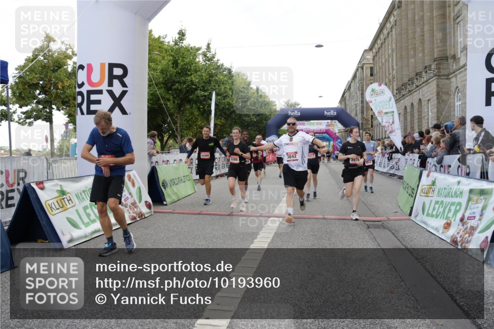 06.09.2026 - CURREX Alsterlauf Yannick Fuchs http://msf.ph/oto/10193960 06.09.2026 10:06:00 Ziel 3098, 3842, 3976, 4481, 4736, 4737, 4894, 5070, 5115, 5277, 5556, 5726, 5781, 6045, 6089, 6107, 6121, 6385, 8056, 8143 meine-sportfotos.de
