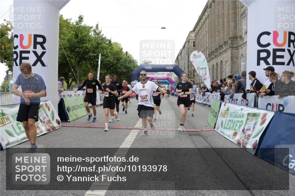 06.09.2026 - CURREX Alsterlauf Yannick Fuchs http://msf.ph/oto/10193978 06.09.2026 10:06:00 Ziel 3098, 3842, 3976, 4481, 4736, 4737, 4894, 5070, 5115, 5277, 5556, 5726, 5781, 6045, 6089, 6107, 6121, 6385, 8056, 8143 meine-sportfotos.de