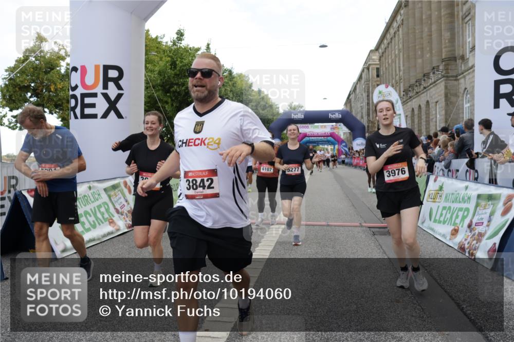 06.09.2026 - CURREX Alsterlauf Yannick Fuchs http://msf.ph/oto/10194060 06.09.2026 10:06:01 Ziel 3098, 3842, 3976, 4481, 4736, 4737, 4894, 5070, 5115, 5277, 5556, 5726, 5781, 6045, 6089, 6107, 6121, 6385, 8056, 8143 meine-sportfotos.de