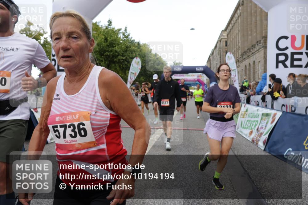 06.09.2026 - CURREX Alsterlauf Yannick Fuchs http://msf.ph/oto/10194194 06.09.2026 09:57:48 Ziel 2237, 2288, 2523, 2538, 2663, 2672, 2877, 2932, 2950, 3122, 4334, 4691, 4950, 5111, 5247, 5660, 5736, 5790, 6108, 6137, 6239, 6318, 8231, 8307 meine-sportfotos.de