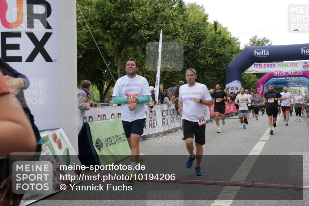 06.09.2026 - CURREX Alsterlauf Yannick Fuchs http://msf.ph/oto/10194206 06.09.2026 10:06:03 Ziel 2413, 2457, 2458, 3098, 3842, 3976, 4894, 5277, 5726, 5781, 6045, 6089, 6107, 6385, 8056, 8143 meine-sportfotos.de
