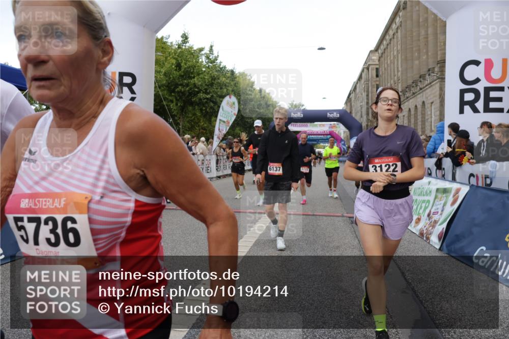 06.09.2026 - CURREX Alsterlauf Yannick Fuchs http://msf.ph/oto/10194214 06.09.2026 09:57:48 Ziel 2237, 2288, 2523, 2538, 2663, 2672, 2877, 2932, 2950, 3122, 4334, 4691, 4950, 5111, 5247, 5660, 5736, 5790, 6108, 6137, 6239, 6318, 8231, 8307 meine-sportfotos.de