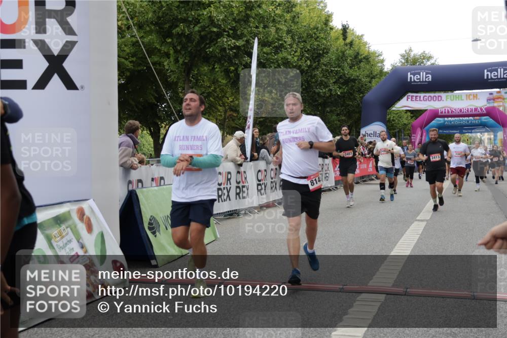 06.09.2026 - CURREX Alsterlauf Yannick Fuchs http://msf.ph/oto/10194220 06.09.2026 10:06:03 Ziel 2413, 2457, 2458, 3098, 3842, 3976, 4894, 5277, 5726, 5781, 6045, 6089, 6107, 6385, 8056, 8143 meine-sportfotos.de