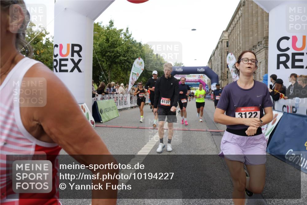 06.09.2026 - CURREX Alsterlauf Yannick Fuchs http://msf.ph/oto/10194227 06.09.2026 09:57:48 Ziel 2237, 2288, 2523, 2538, 2663, 2672, 2877, 2932, 2950, 3122, 4334, 4691, 4950, 5111, 5247, 5660, 5736, 5790, 6108, 6137, 6239, 6318, 8231, 8307 meine-sportfotos.de
