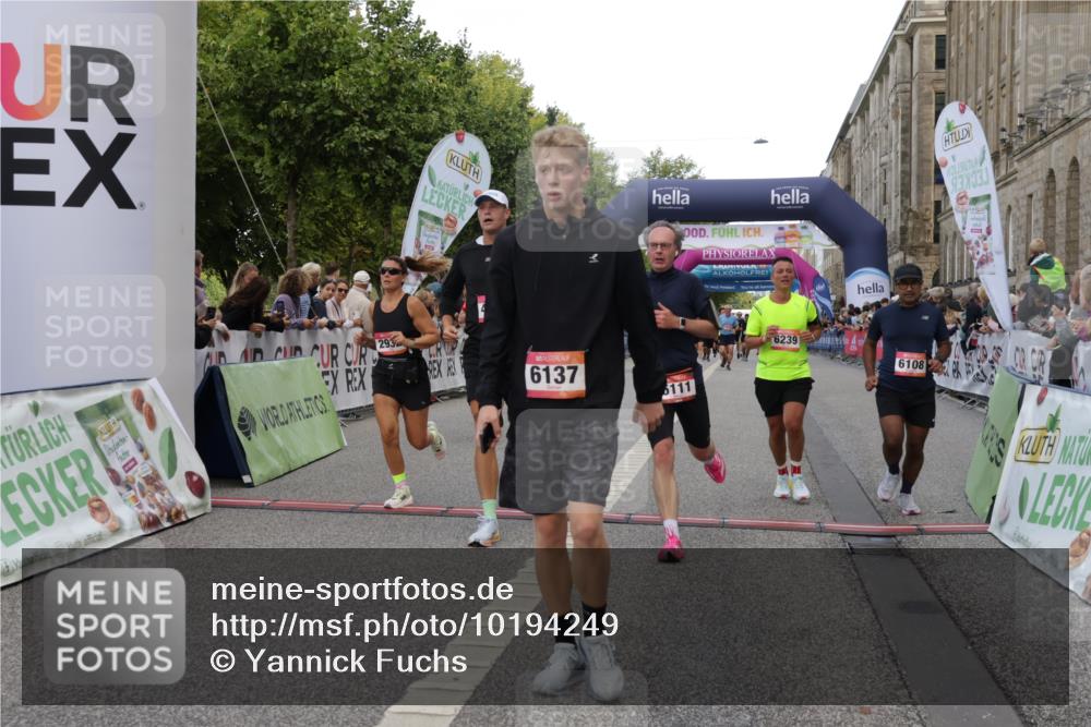 06.09.2026 - CURREX Alsterlauf Yannick Fuchs http://msf.ph/oto/10194249 06.09.2026 09:57:49 Ziel 2523, 2538, 2663, 2672, 2877, 2932, 2950, 3122, 4003, 4691, 4950, 5111, 5247, 5660, 5736, 5790, 6108, 6137, 6239, 8307 meine-sportfotos.de