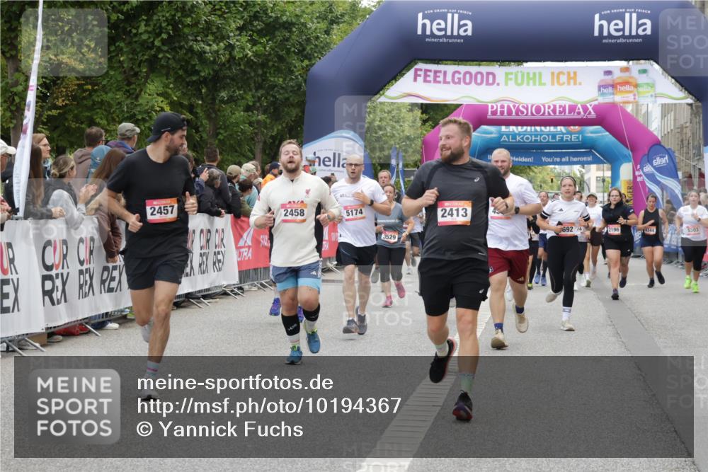 06.09.2026 - CURREX Alsterlauf Yannick Fuchs http://msf.ph/oto/10194367 06.09.2026 10:06:05 Ziel 2413, 2457, 2458, 3098, 3842, 3976, 4383, 4679, 4692, 4894, 5174, 5277, 5726, 5781, 6089, 6107, 6385, 8056, 8143, 8161 meine-sportfotos.de