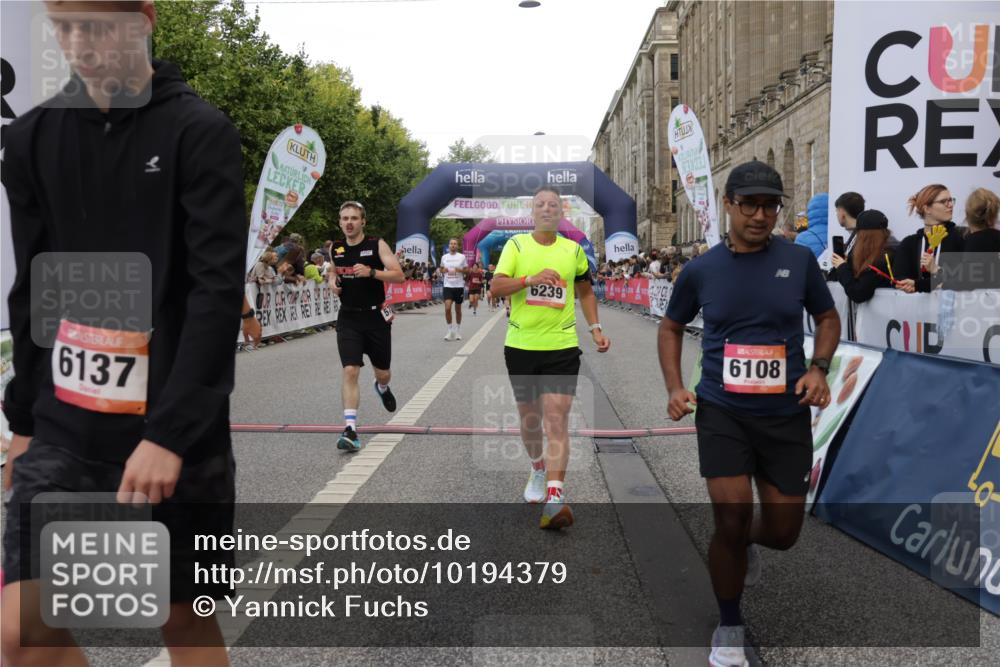 06.09.2026 - CURREX Alsterlauf Yannick Fuchs http://msf.ph/oto/10194379 06.09.2026 09:57:51 Ziel 2523, 2663, 2672, 2877, 2932, 2950, 3122, 4003, 4950, 5111, 5247, 5660, 5736, 5790, 6108, 6137, 6239, 8307 meine-sportfotos.de