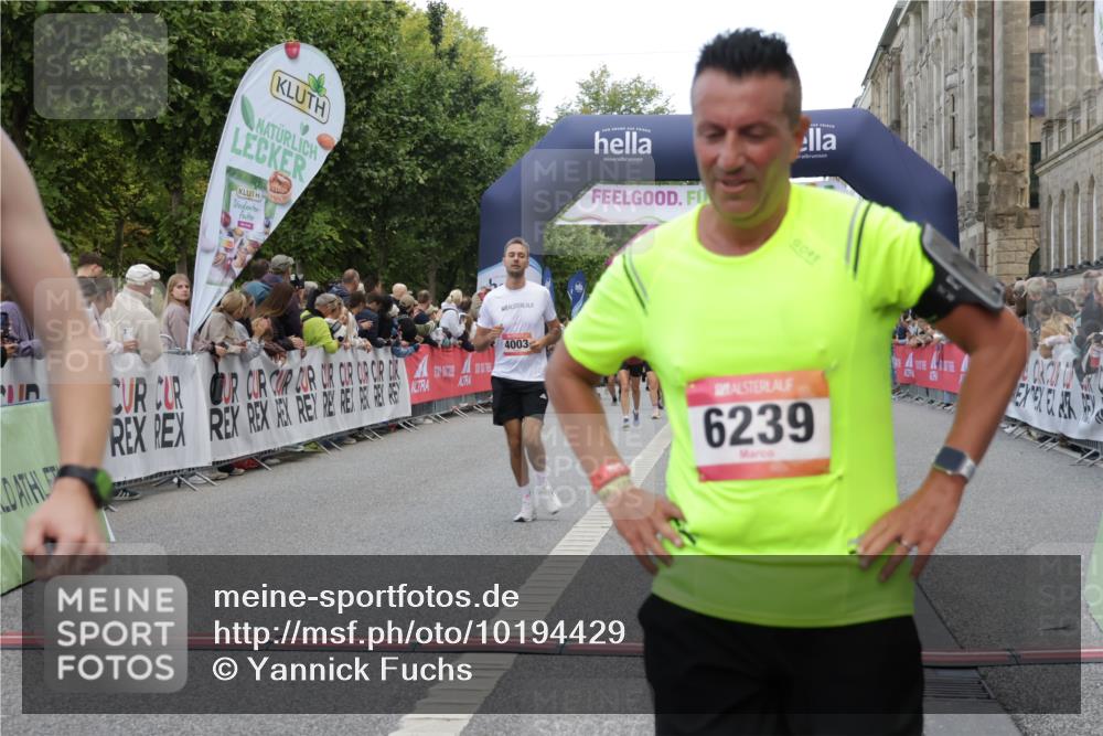 06.09.2026 - CURREX Alsterlauf Yannick Fuchs http://msf.ph/oto/10194429 06.09.2026 09:57:52 Ziel 2523, 2672, 2877, 2932, 2950, 3122, 4003, 4950, 5111, 5247, 5660, 5736, 5790, 5916, 6108, 6137, 6239 meine-sportfotos.de