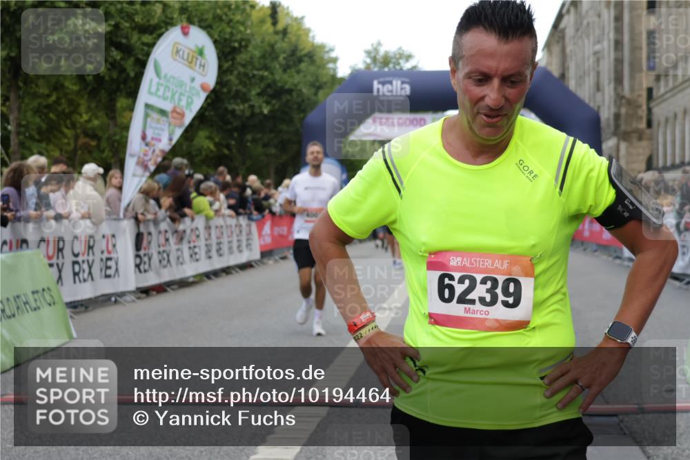 06.09.2026 - CURREX Alsterlauf Yannick Fuchs http://msf.ph/oto/10194464 06.09.2026 09:57:52 Ziel 2523, 2672, 2877, 2932, 2950, 3122, 4003, 4950, 5111, 5247, 5660, 5736, 5790, 5916, 6108, 6137, 6239 meine-sportfotos.de