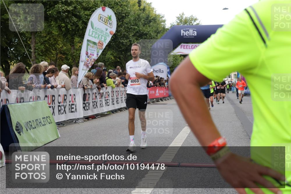 06.09.2026 - CURREX Alsterlauf Yannick Fuchs http://msf.ph/oto/10194478 06.09.2026 09:57:53 Ziel 2523, 2672, 2932, 3122, 4003, 4950, 5111, 5247, 5660, 5790, 5916, 6108, 6137, 6239 meine-sportfotos.de