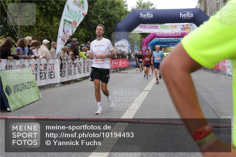 06.09.2026 - CURREX Alsterlauf Yannick Fuchs http://msf.ph/oto/10194493 06.09.2026 09:57:53 Ziel 2523, 2672, 2932, 3122, 4003, 4950, 5111, 5247, 5660, 5790, 5916, 6108, 6137, 6239 meine-sportfotos.de