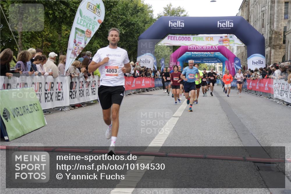 06.09.2026 - CURREX Alsterlauf Yannick Fuchs http://msf.ph/oto/10194530 06.09.2026 09:57:54 Ziel 2672, 2932, 2965, 3122, 3403, 4003, 4950, 5111, 5660, 5790, 5916, 6108, 6239 meine-sportfotos.de