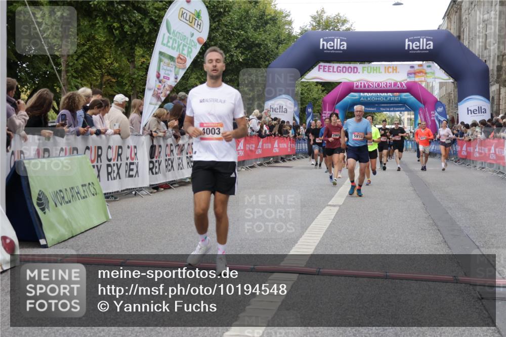 06.09.2026 - CURREX Alsterlauf Yannick Fuchs http://msf.ph/oto/10194548 06.09.2026 09:57:54 Ziel 2672, 2932, 2965, 3122, 3403, 4003, 4950, 5111, 5660, 5790, 5916, 6108, 6239 meine-sportfotos.de