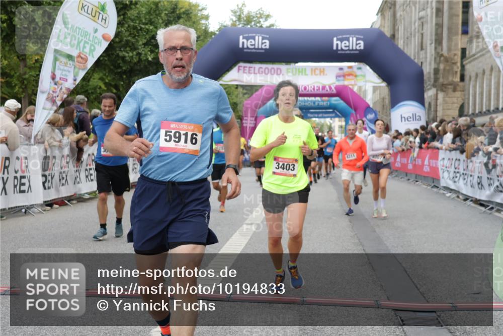 06.09.2026 - CURREX Alsterlauf Yannick Fuchs http://msf.ph/oto/10194833 06.09.2026 09:57:58 Ziel 2672, 2875, 2965, 3075, 3307, 3369, 3403, 3744, 4003, 5470, 5790, 5916, 6153, 8152, 8229, 8311 meine-sportfotos.de