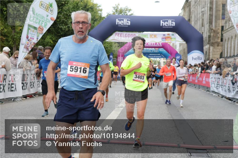 06.09.2026 - CURREX Alsterlauf Yannick Fuchs http://msf.ph/oto/10194844 06.09.2026 09:57:58 Ziel 2672, 2875, 2965, 3075, 3307, 3369, 3403, 3744, 4003, 5470, 5790, 5916, 6153, 8152, 8229, 8311 meine-sportfotos.de