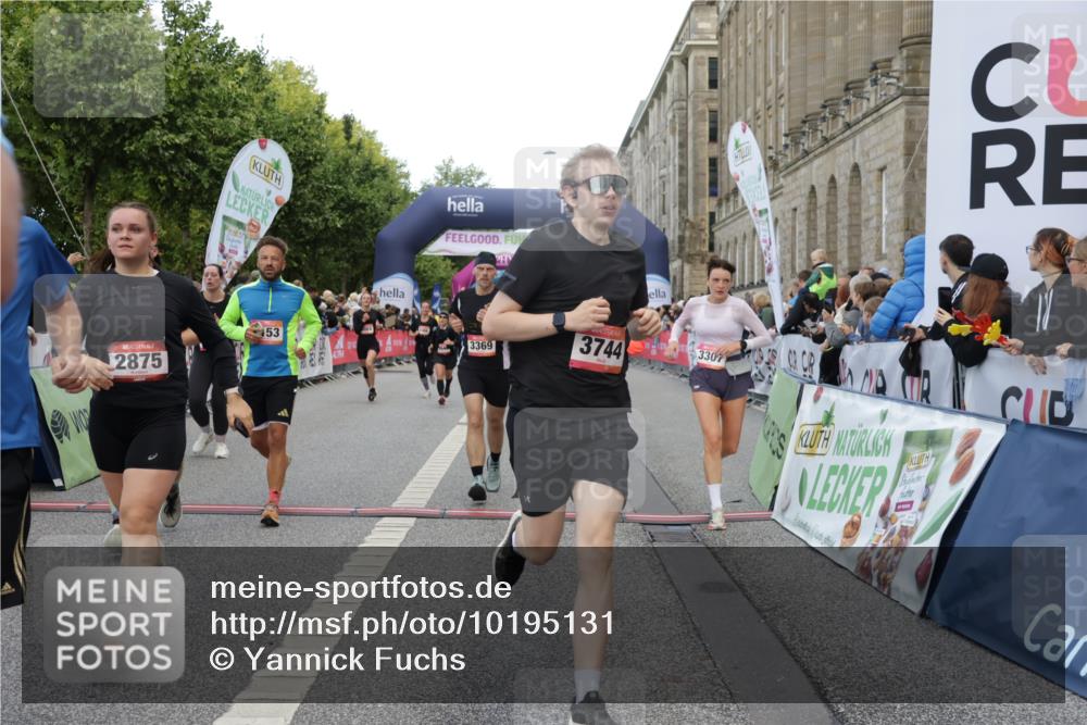 06.09.2026 - CURREX Alsterlauf Yannick Fuchs http://msf.ph/oto/10195131 06.09.2026 09:58:02 Ziel 2875, 2965, 3075, 3307, 3369, 3403, 3497, 3743, 3744, 3923, 4864, 5470, 5518, 5548, 5707, 5916, 6153, 8066, 8152, 8229, 8311 meine-sportfotos.de