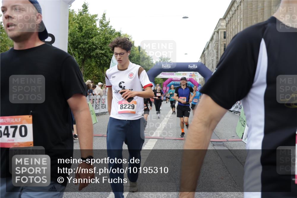 06.09.2026 - CURREX Alsterlauf Yannick Fuchs http://msf.ph/oto/10195310 06.09.2026 09:58:05 Ziel 2875, 2965, 3075, 3307, 3369, 3394, 3403, 3497, 3580, 3743, 3744, 3841, 3923, 4327, 4864, 5470, 5518, 5548, 5707, 6153, 6343, 8066, 8152, 8229, 8311 meine-sportfotos.de