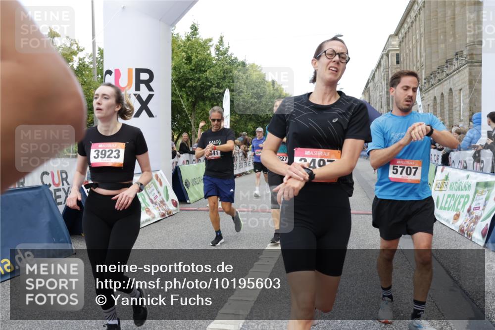 06.09.2026 - CURREX Alsterlauf Yannick Fuchs http://msf.ph/oto/10195603 06.09.2026 09:58:09 Ziel 3307, 3369, 3394, 3497, 3553, 3580, 3743, 3841, 3872, 3923, 4034, 4327, 4864, 5518, 5548, 5707, 6153, 6227, 6343, 6409, 8066, 8152, 8163, 8229, 8311 meine-sportfotos.de