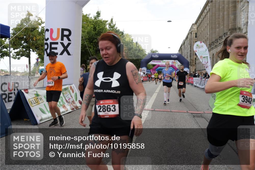 06.09.2026 - CURREX Alsterlauf Yannick Fuchs http://msf.ph/oto/10195858 06.09.2026 10:06:28 Ziel 2266, 2541, 2625, 2863, 3736, 3772, 3942, 3947, 4508, 4650, 4819, 5181, 5600, 8183 meine-sportfotos.de